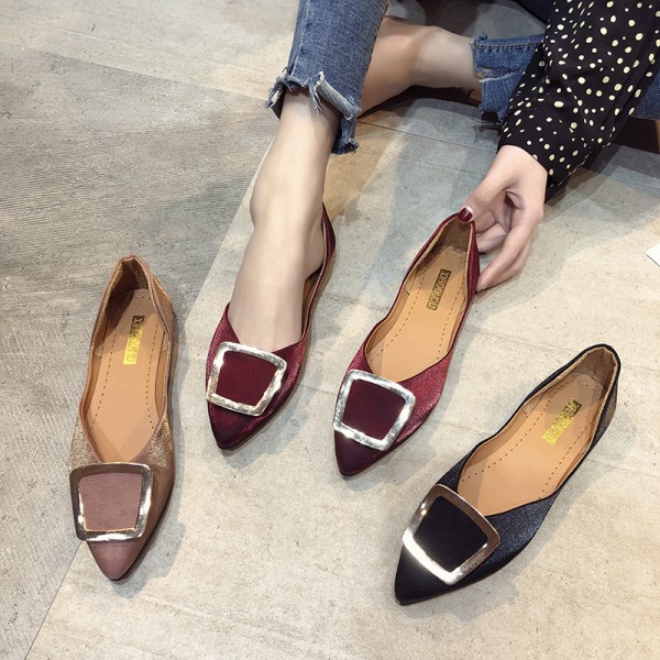 2020 autumn and summer Hanwang red pointed low heel flat bottom metal buckle retro grandma shoes single shoes solid women's shoes